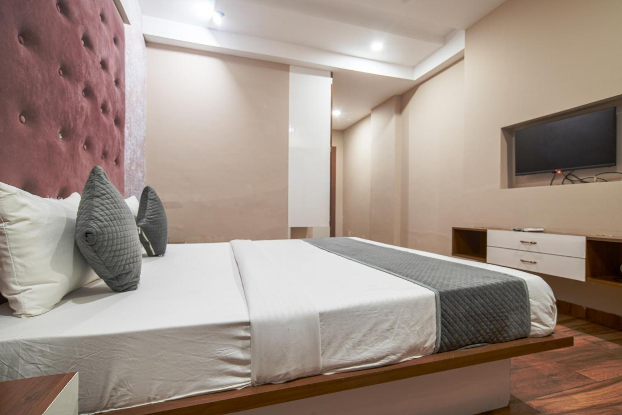 Hotel Miracle 2Km From Mahakal Temple Ujjain Eksteriør bilde