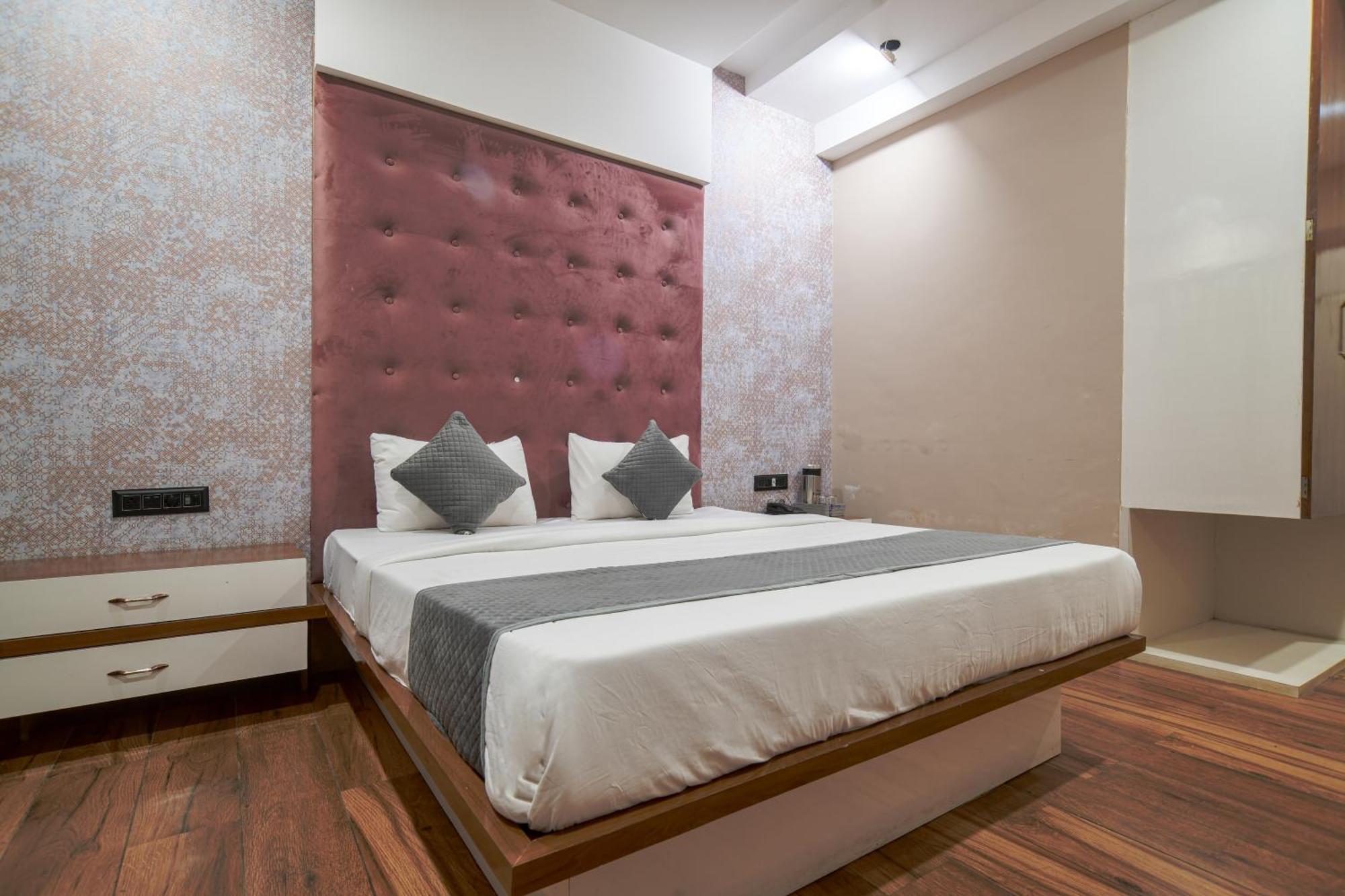 Hotel Miracle 2Km From Mahakal Temple Ujjain Eksteriør bilde